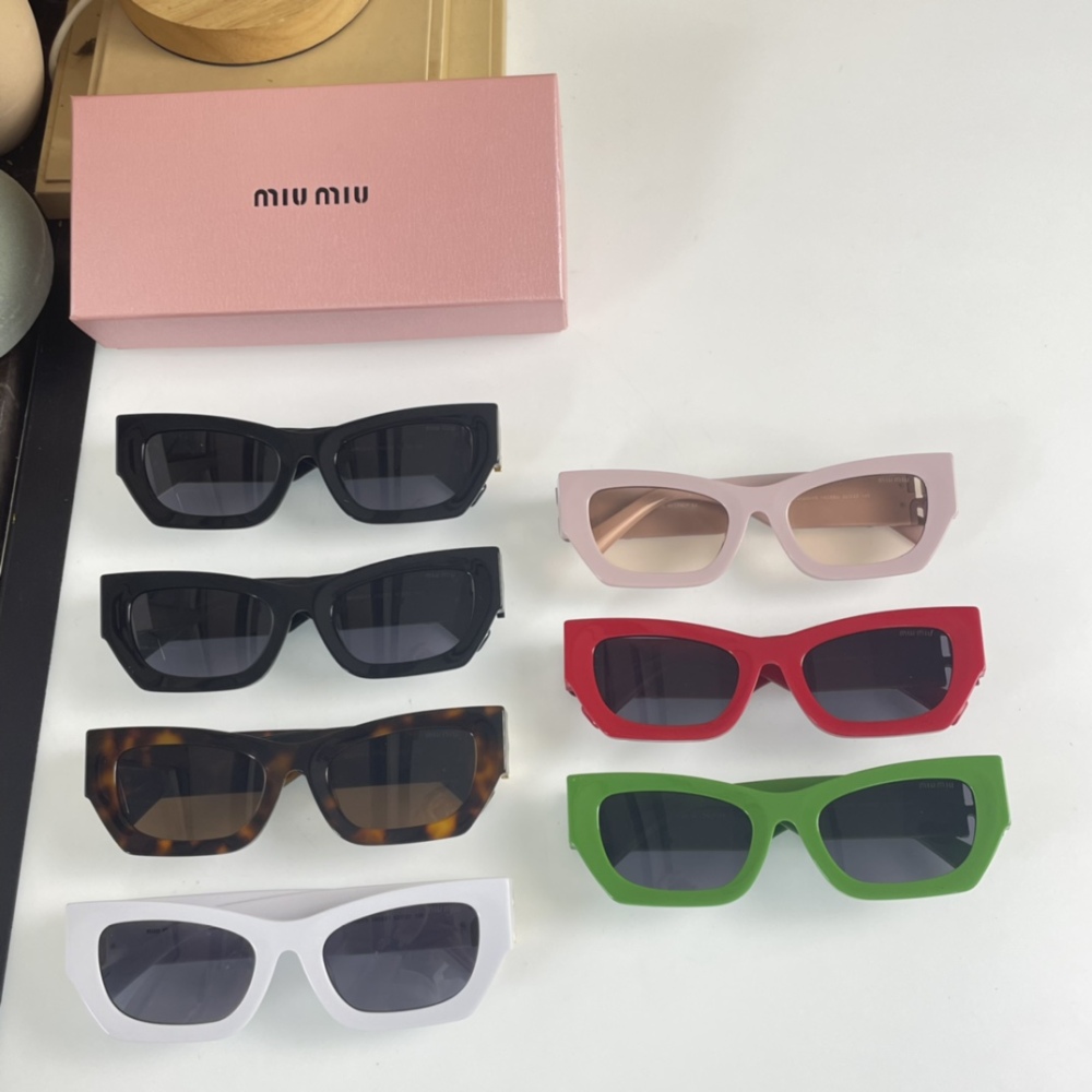 MIUMIU Sunglasses