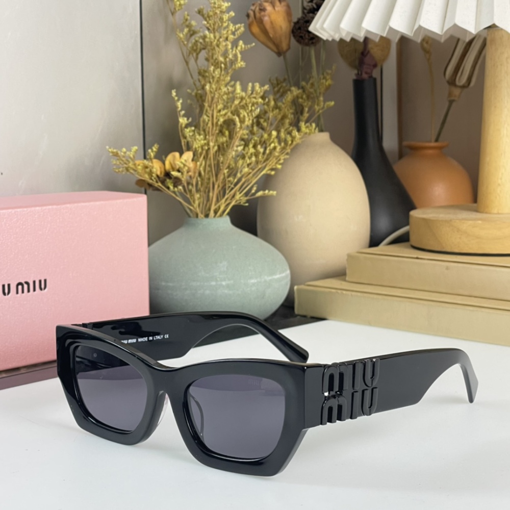 MIUMIU Sunglasses