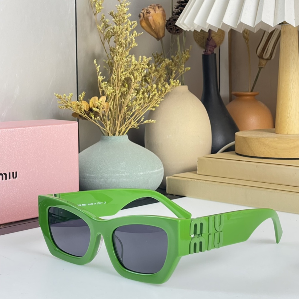 MIUMIU Sunglasses