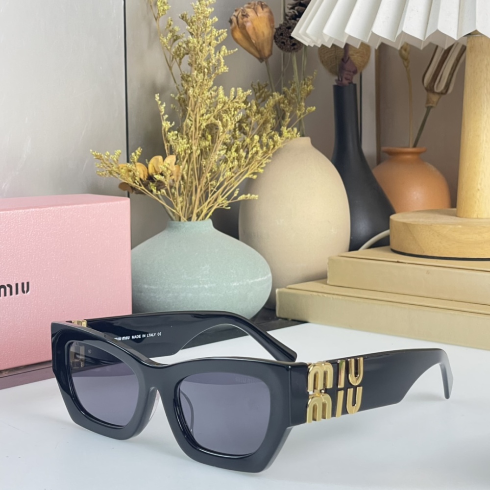 MIUMIU Sunglasses
