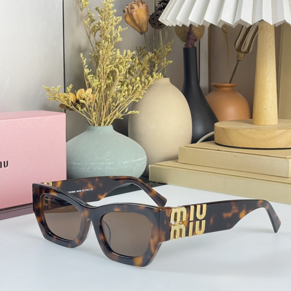 MIUMIU Sunglasses