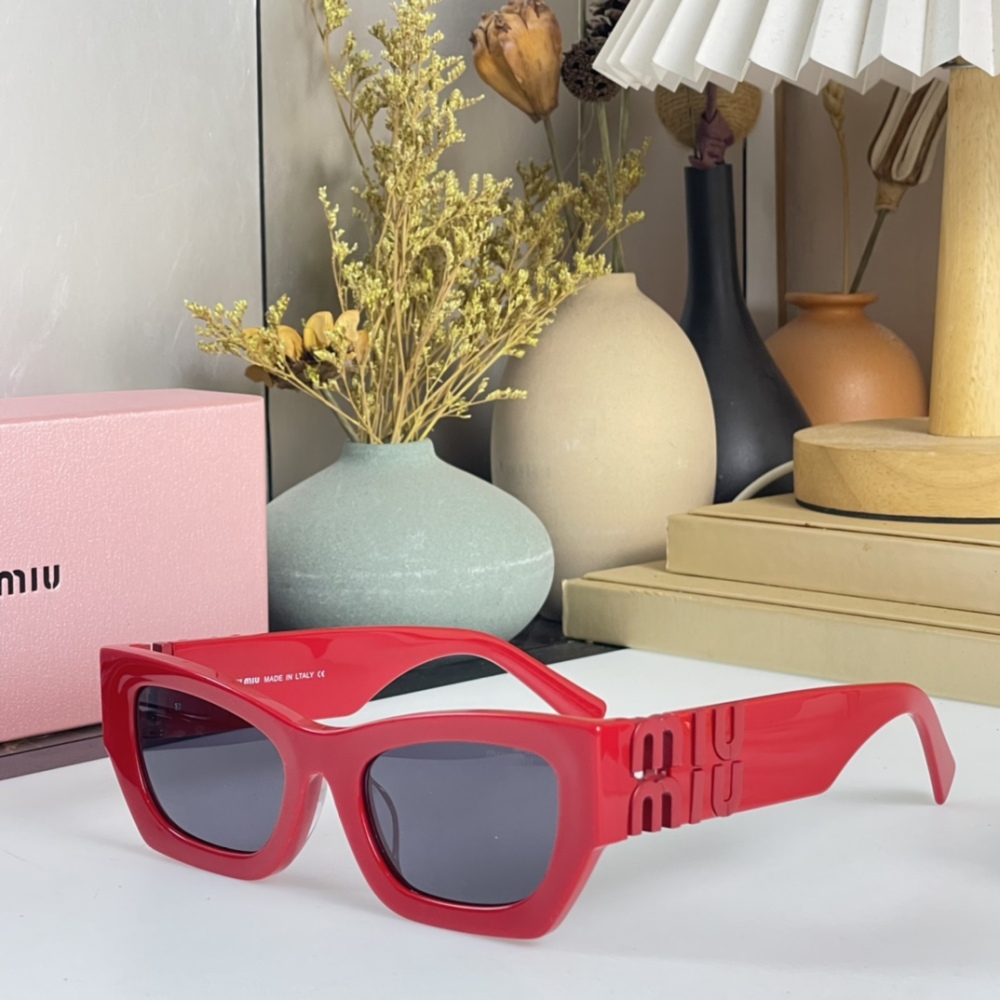 MIUMIU Sunglasses