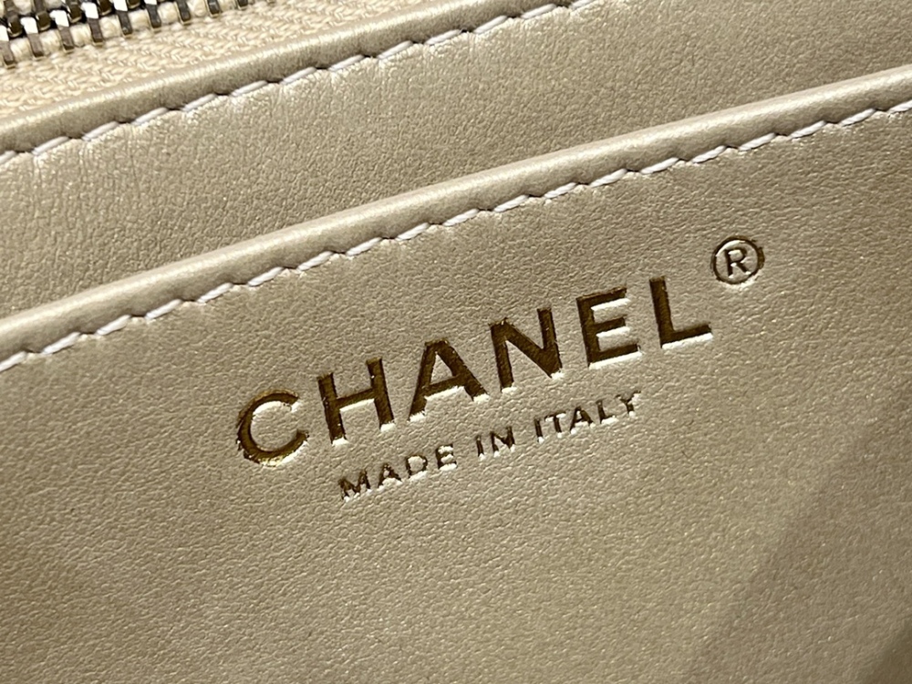 Chanel  23C cf mini 1786 Mirror Boutique
