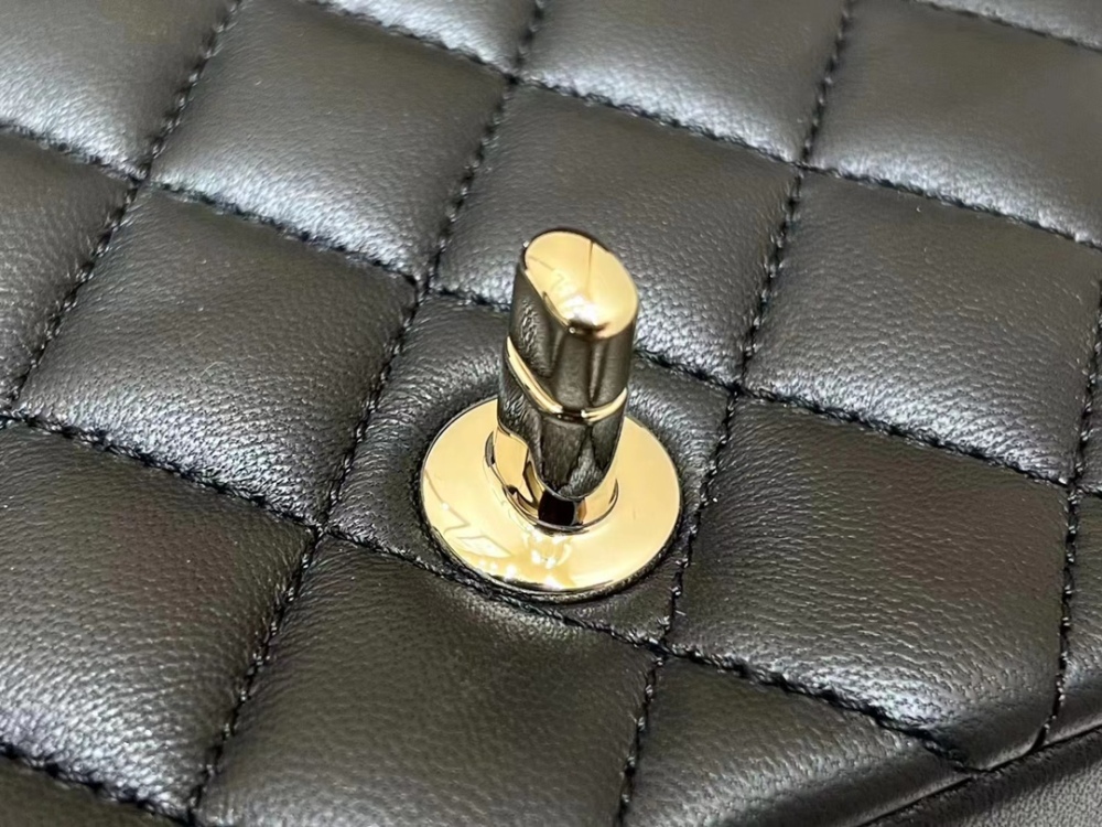 Chanel  23C cf mini 1786 Mirror Boutique