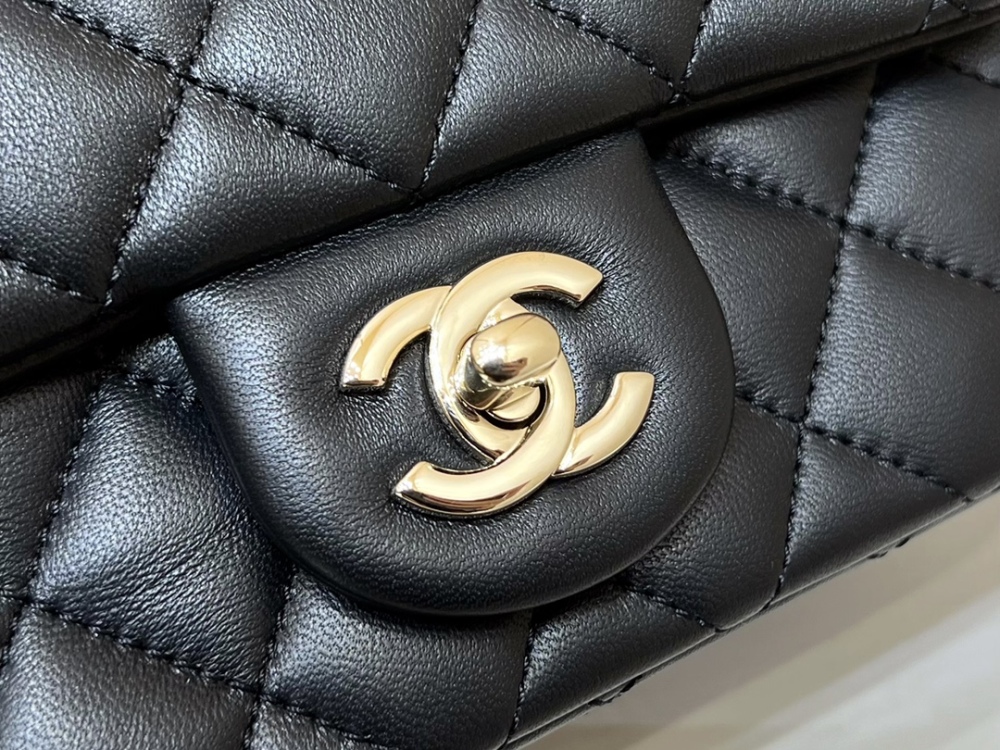 Chanel  23C cf mini 1786 Mirror Boutique