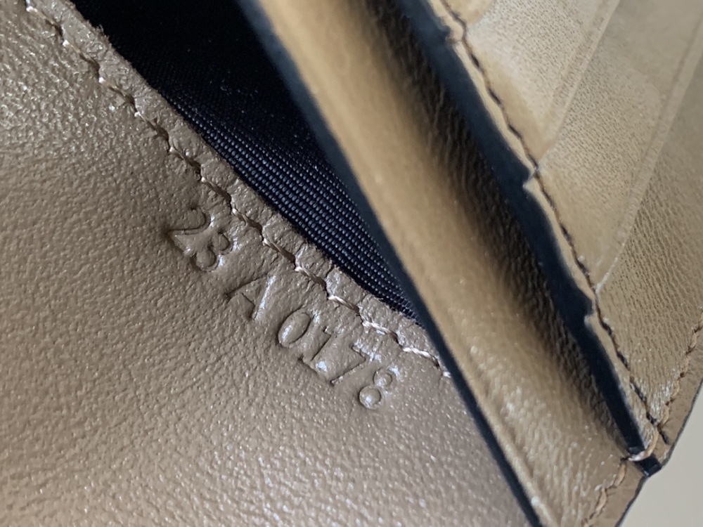 Givenchy 🇫🇷 GV3 wallet HB057 Mirror Boutique