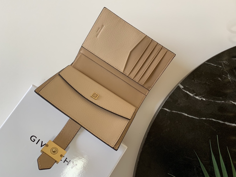 Givenchy 🇫🇷 GV3 wallet HB057 Mirror Boutique