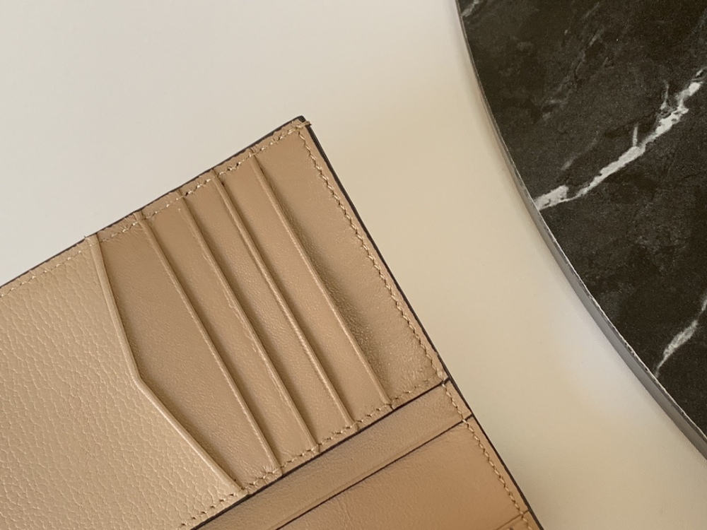 Givenchy 🇫🇷 GV3 wallet HB057 Mirror Boutique