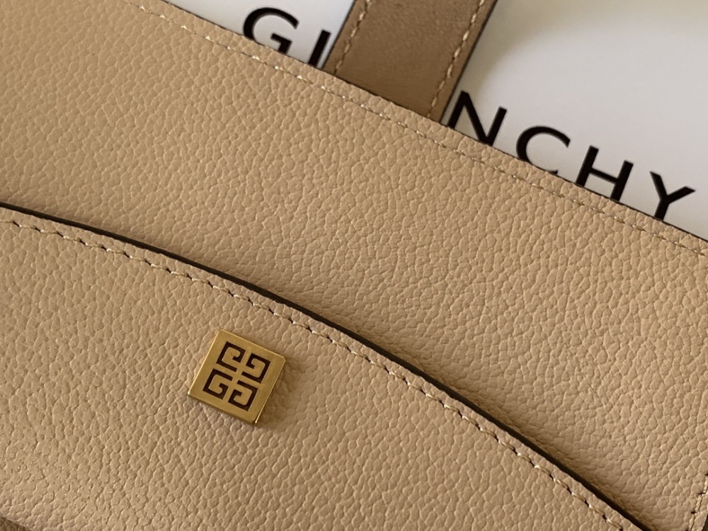Givenchy 🇫🇷 GV3 wallet HB057 Mirror Boutique