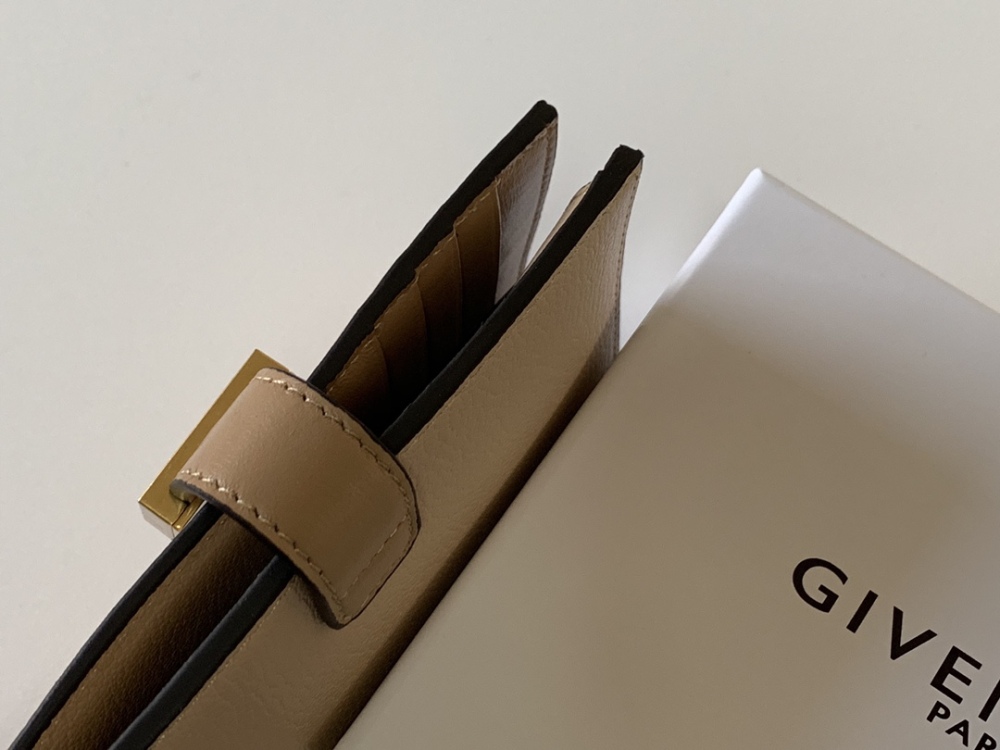 Givenchy 🇫🇷 GV3 wallet HB057 Mirror Boutique
