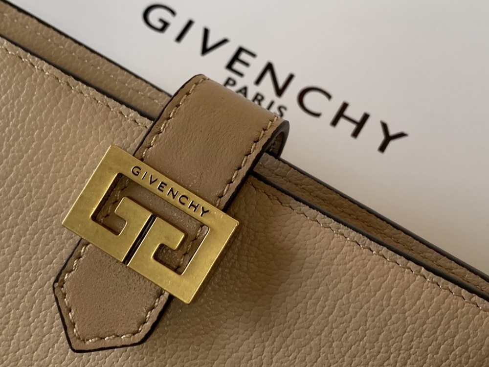 Givenchy 🇫🇷 GV3 wallet HB057 Mirror Boutique