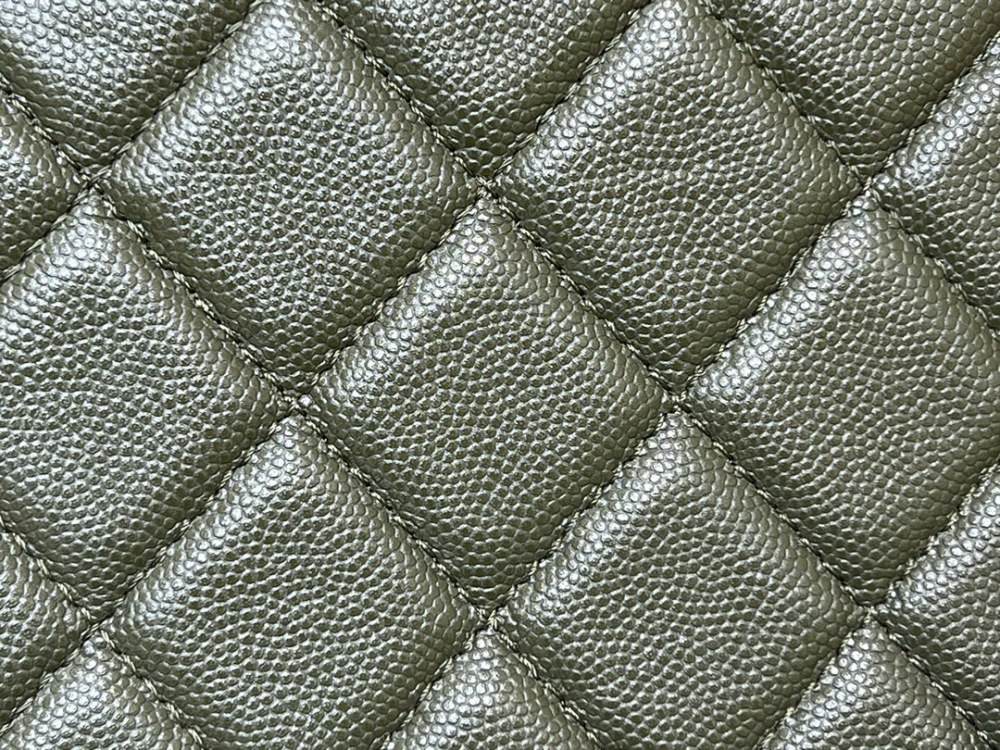 Chanel  22k  messenger bag AS3652 Mirror Boutique