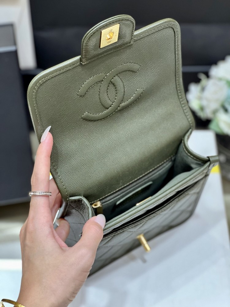 Chanel  22k  messenger bag AS3652 Mirror Boutique