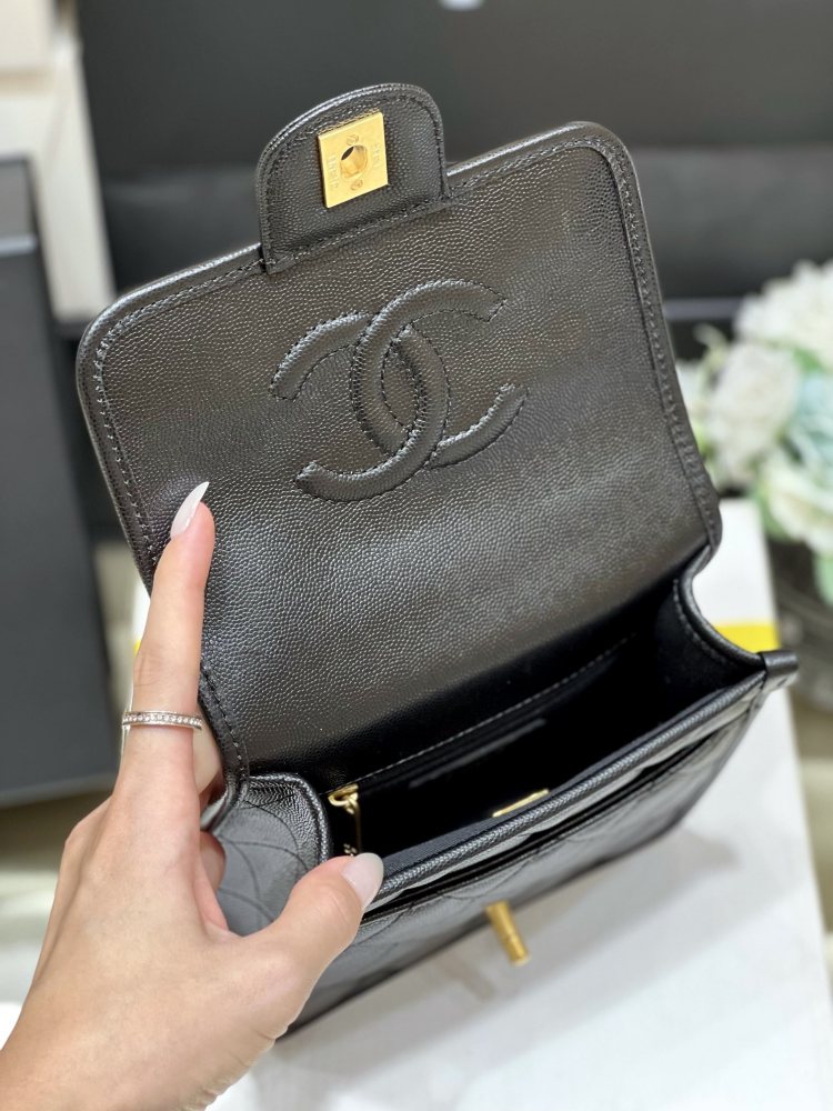Chanel  22k  messenger bag AS3652 Mirror Boutique