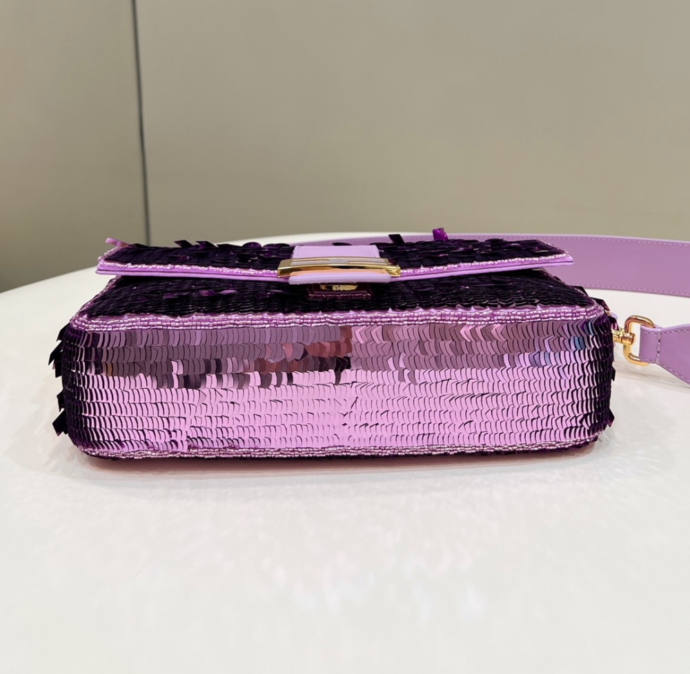 Fendi Baguette bag  8601 Mirror Boutique(Straps are not included)