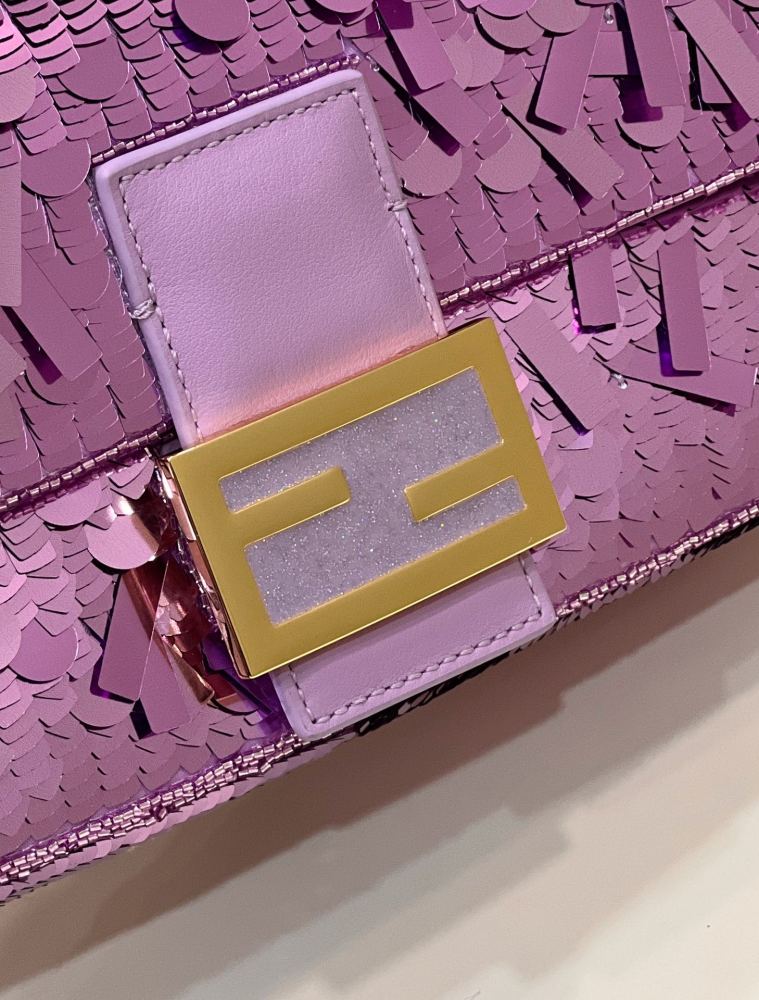 Fendi Baguette bag  8601 Mirror Boutique(Straps are not included)