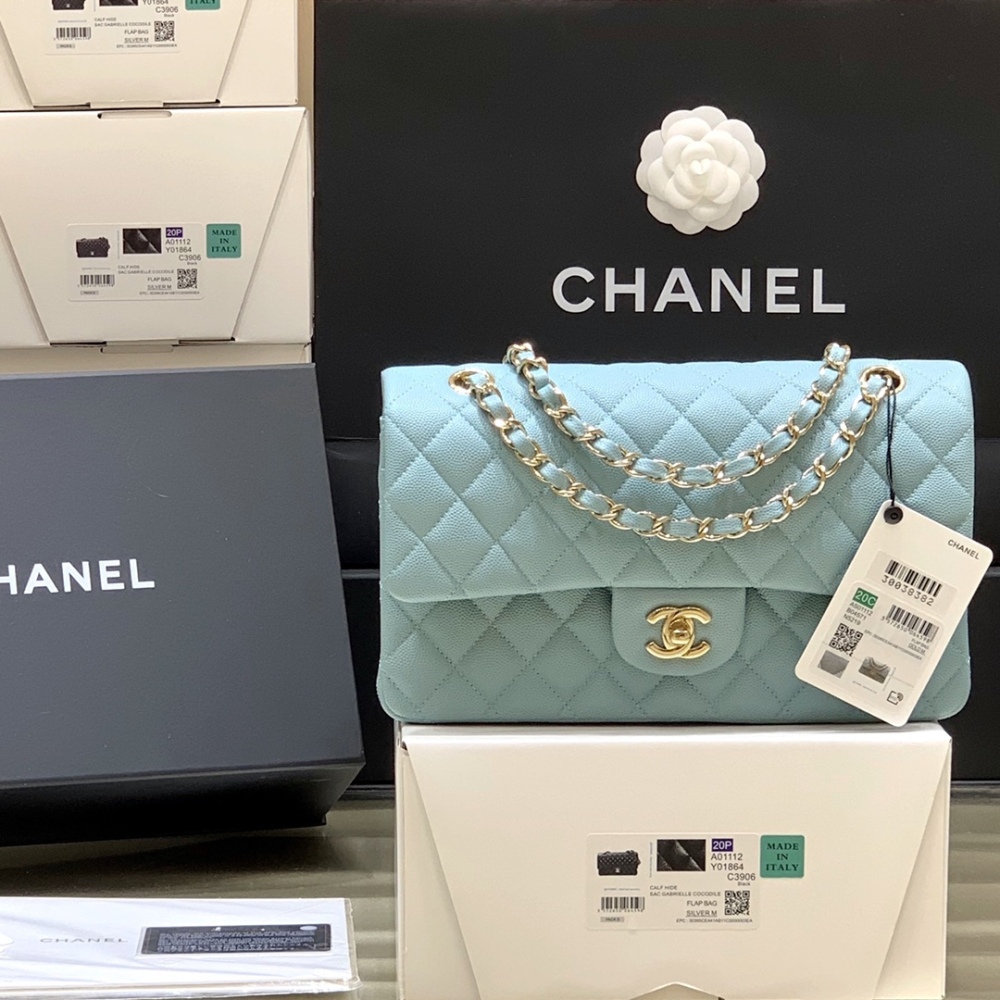 Chanel 𝘾𝙡𝙖𝙨𝙨𝙞𝙘 𝙁𝙡𝙖𝙥 bag 22B 1112 MM 25cm Mirror Boutique