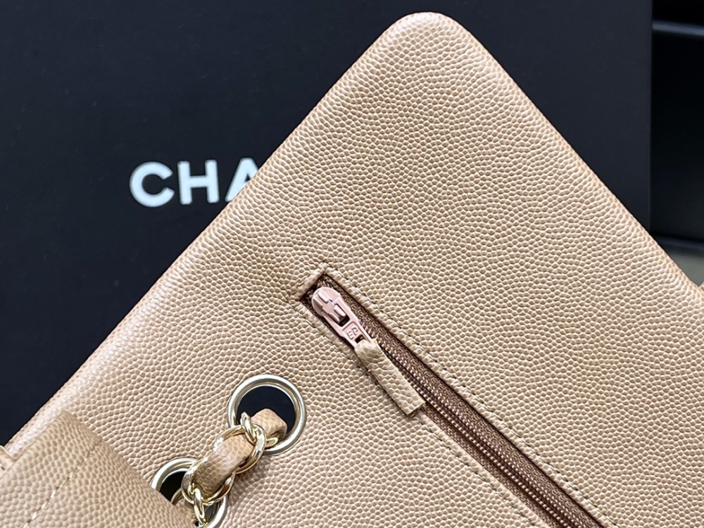 Chanel 𝘾𝙡𝙖𝙨𝙨𝙞𝙘 𝙁𝙡𝙖𝙥 bag 22B 1112 MM 25cm Mirror Boutique