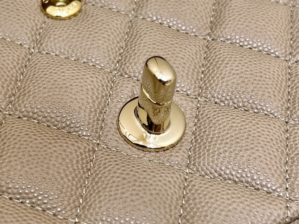 Chanel 𝘾𝙡𝙖𝙨𝙨𝙞𝙘 𝙁𝙡𝙖𝙥 bag 22B 1112 MM 25cm Mirror Boutique