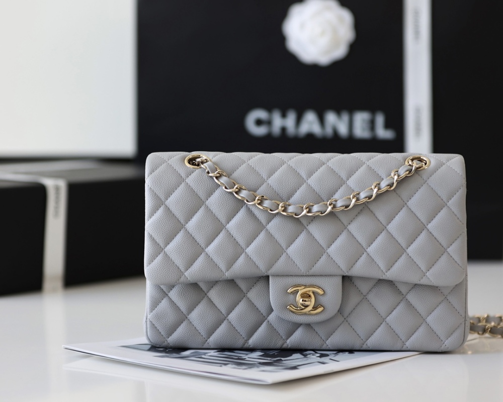 Chanel 𝘾𝙡𝙖𝙨𝙨𝙞𝙘 𝙁𝙡𝙖𝙥 bag 22B 1112 MM 25cm Mirror Boutique