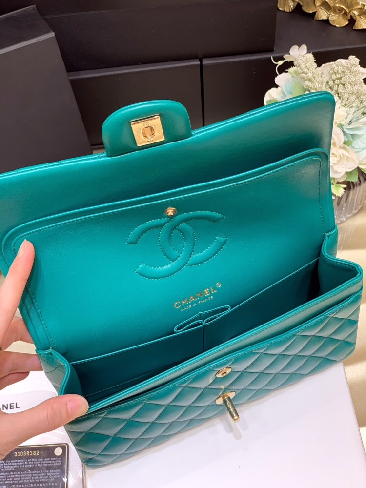 Chanel 𝘾𝙡𝙖𝙨𝙨𝙞𝙘 𝙁𝙡𝙖𝙥 bag 22B 1112 MM 25cm Mirror Boutique