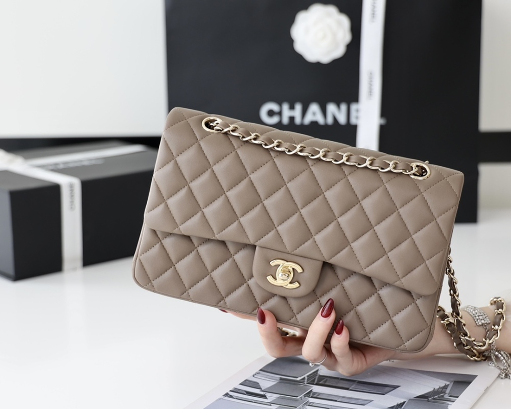 Chanel 𝘾𝙡𝙖𝙨𝙨𝙞𝙘 𝙁𝙡𝙖𝙥 bag 22B 1112 MM 25cm Mirror Boutique