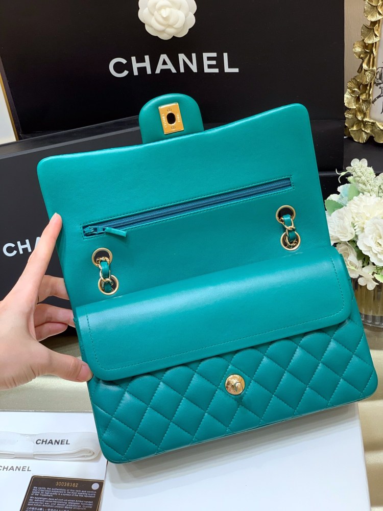 Chanel 𝘾𝙡𝙖𝙨𝙨𝙞𝙘 𝙁𝙡𝙖𝙥 bag 22B 1112 MM 25cm Mirror Boutique