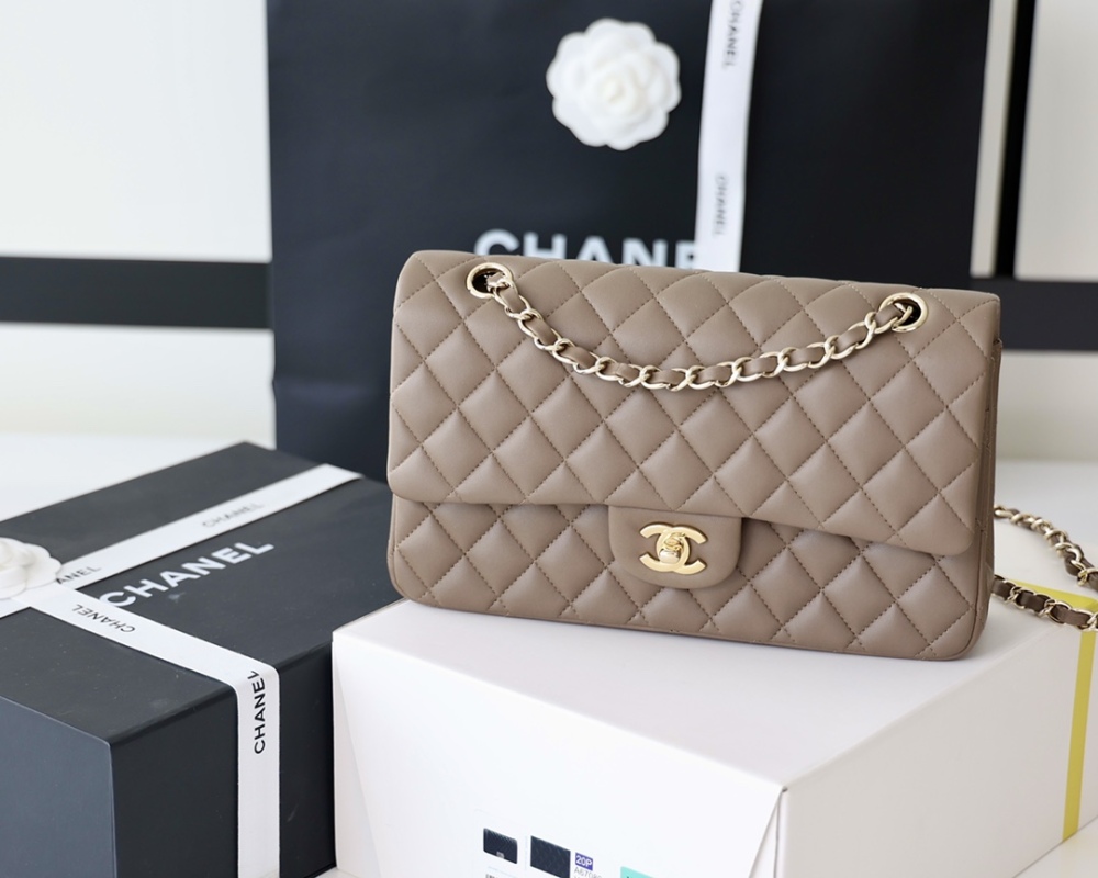 Chanel 𝘾𝙡𝙖𝙨𝙨𝙞𝙘 𝙁𝙡𝙖𝙥 bag 22B 1112 MM 25cm Mirror Boutique