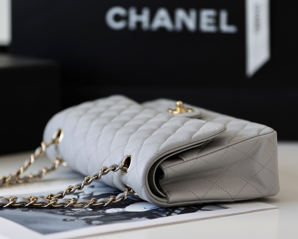 Chanel 𝘾𝙡𝙖𝙨𝙨𝙞𝙘 𝙁𝙡𝙖𝙥 bag 22B 1112 MM 25cm Mirror Boutique