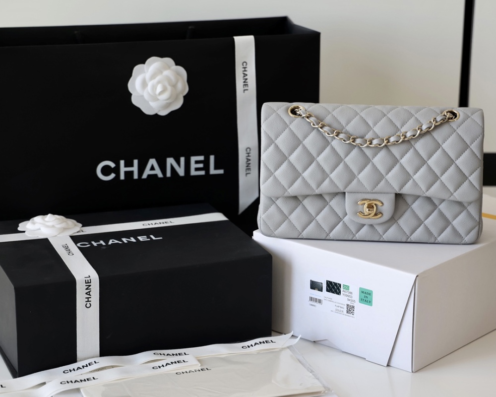 Chanel 𝘾𝙡𝙖𝙨𝙨𝙞𝙘 𝙁𝙡𝙖𝙥 bag 22B 1112 MM 25cm Mirror Boutique