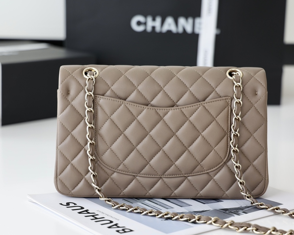 Chanel 𝘾𝙡𝙖𝙨𝙨𝙞𝙘 𝙁𝙡𝙖𝙥 bag 22B 1112 MM 25cm Mirror Boutique