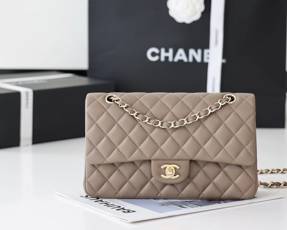 Chanel 𝘾𝙡𝙖𝙨𝙨𝙞𝙘 𝙁𝙡𝙖𝙥 bag 22B 1112 MM 25cm Mirror Boutique