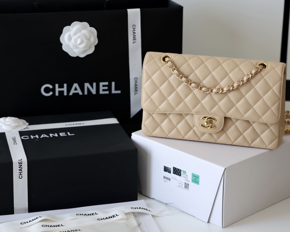 Chanel 𝘾𝙡𝙖𝙨𝙨𝙞𝙘 𝙁𝙡𝙖𝙥 bag 22B 1112 MM 25cm Mirror Boutique