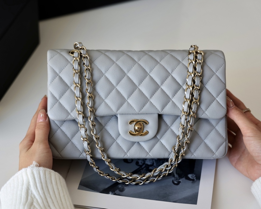 Chanel 𝘾𝙡𝙖𝙨𝙨𝙞𝙘 𝙁𝙡𝙖𝙥 bag 22B 1112 MM 25cm Mirror Boutique