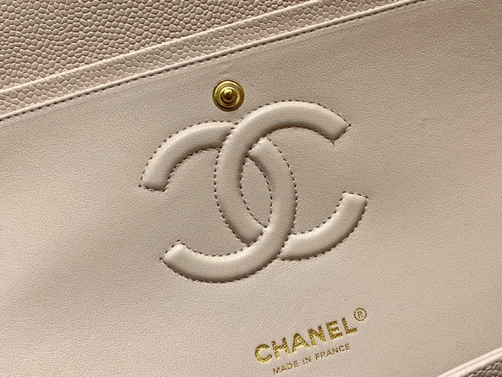 Chanel 𝘾𝙡𝙖𝙨𝙨𝙞𝙘 𝙁𝙡𝙖𝙥 bag 22B 1112 MM 25cm Mirror Boutique