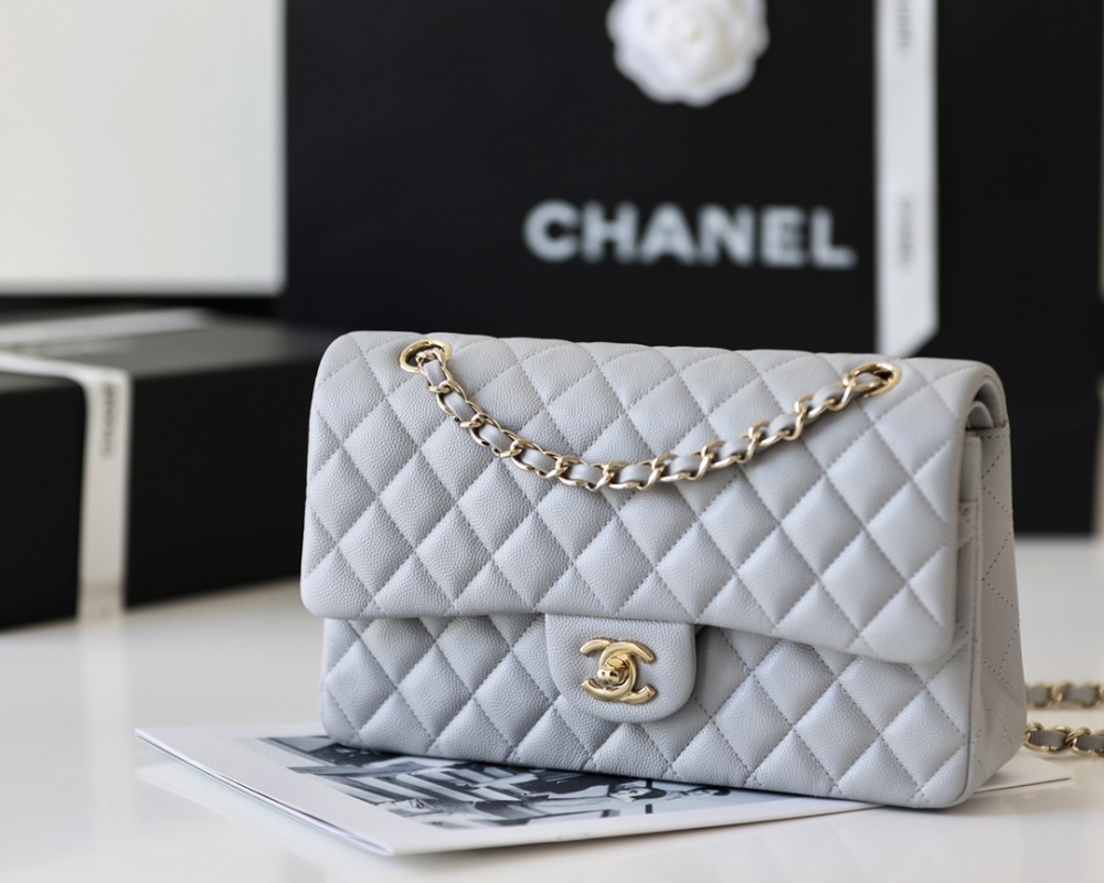 Chanel 𝘾𝙡𝙖𝙨𝙨𝙞𝙘 𝙁𝙡𝙖𝙥 bag 22B 1112 MM 25cm Mirror Boutique