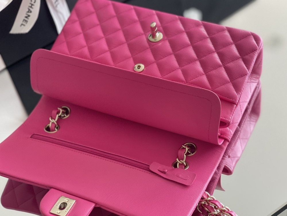 Chanel 𝘾𝙡𝙖𝙨𝙨𝙞𝙘 𝙁𝙡𝙖𝙥 bag 22B 1112 MM 25cm Mirror Boutique