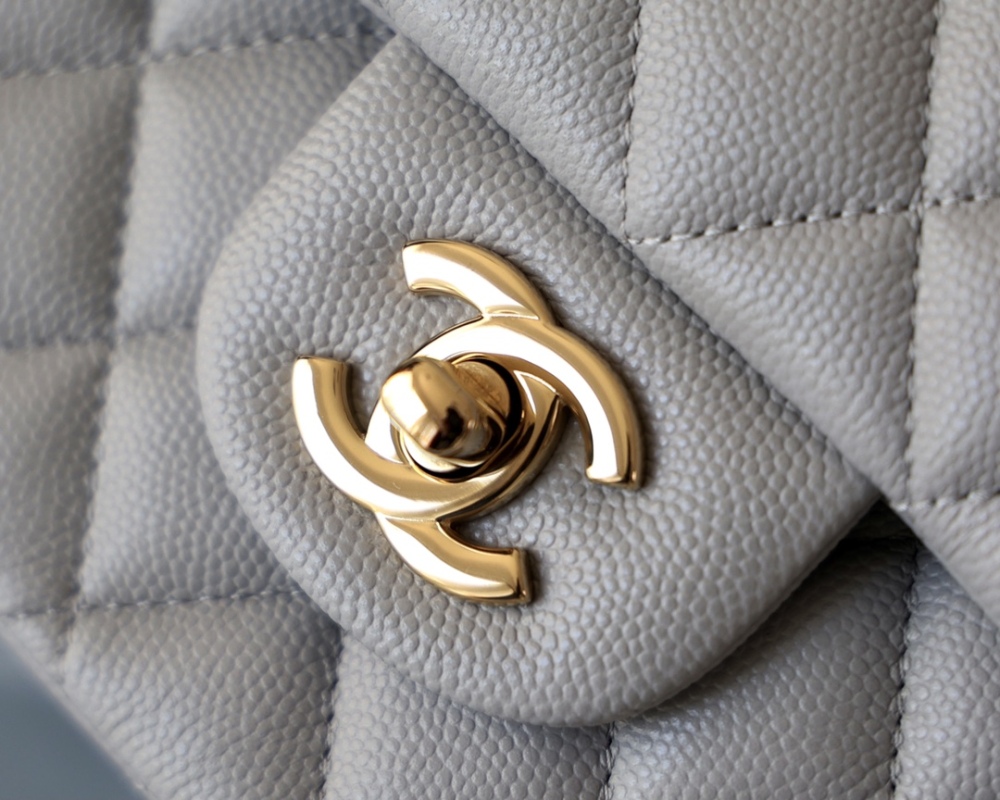 Chanel 𝘾𝙡𝙖𝙨𝙨𝙞𝙘 𝙁𝙡𝙖𝙥 bag 22B 1112 MM 25cm Mirror Boutique