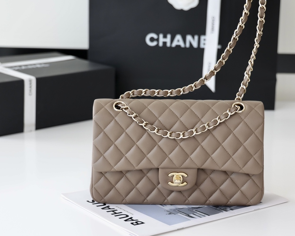 Chanel 𝘾𝙡𝙖𝙨𝙨𝙞𝙘 𝙁𝙡𝙖𝙥 bag 22B 1112 MM 25cm Mirror Boutique