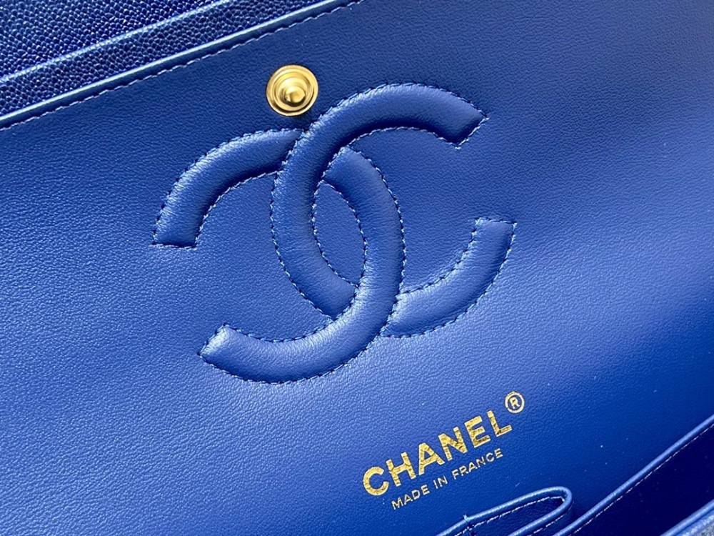 Chanel 𝘾𝙡𝙖𝙨𝙨𝙞𝙘 𝙁𝙡𝙖𝙥 bag 22B 1112 MM 25cm Mirror Boutique