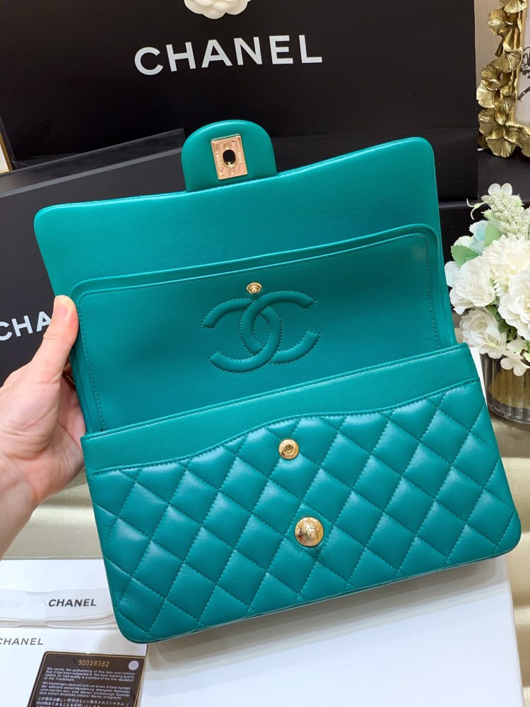 Chanel 𝘾𝙡𝙖𝙨𝙨𝙞𝙘 𝙁𝙡𝙖𝙥 bag 22B 1112 MM 25cm Mirror Boutique