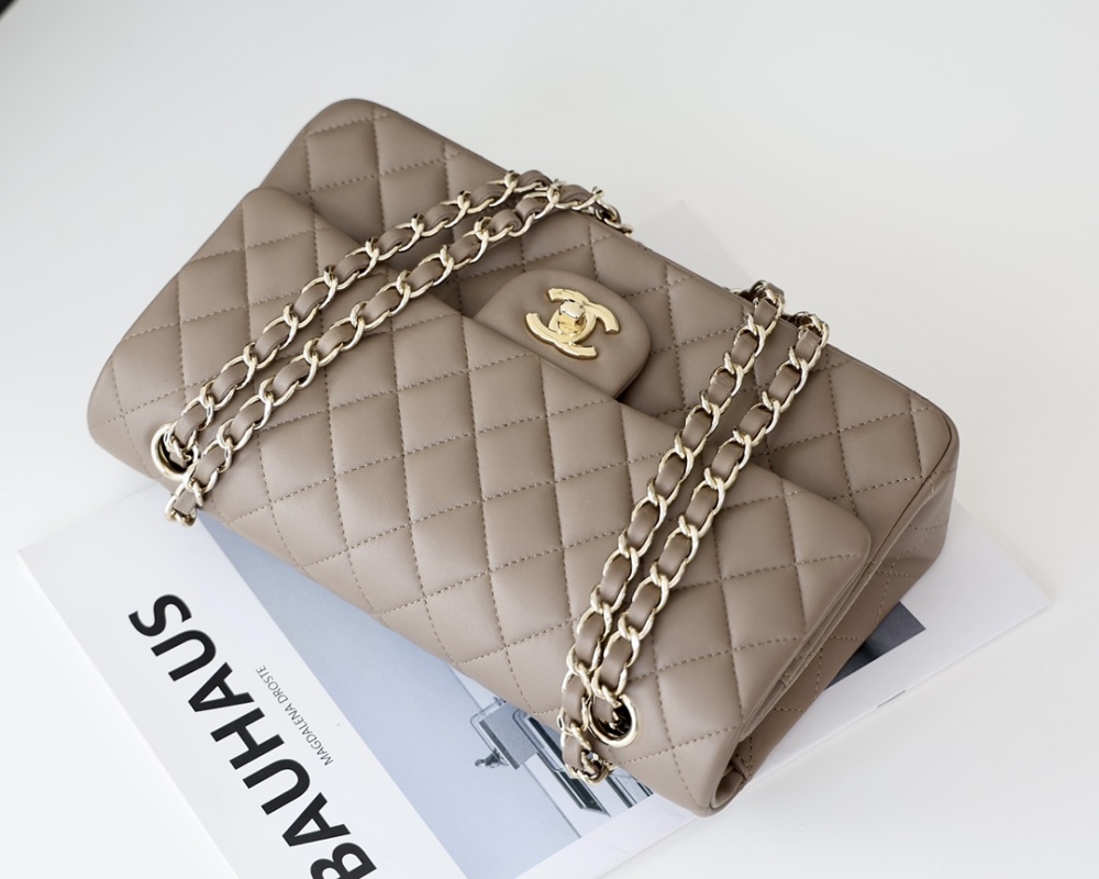 Chanel 𝘾𝙡𝙖𝙨𝙨𝙞𝙘 𝙁𝙡𝙖𝙥 bag 22B 1112 MM 25cm Mirror Boutique