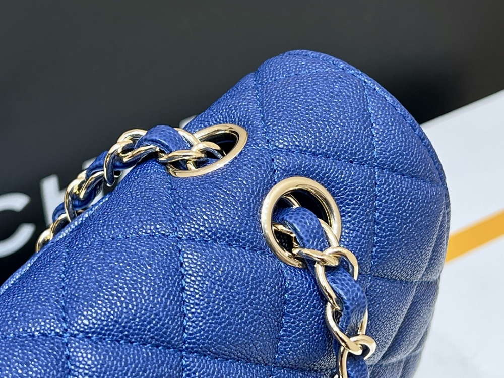 Chanel 𝘾𝙡𝙖𝙨𝙨𝙞𝙘 𝙁𝙡𝙖𝙥 bag 22B 1112 MM 25cm Mirror Boutique