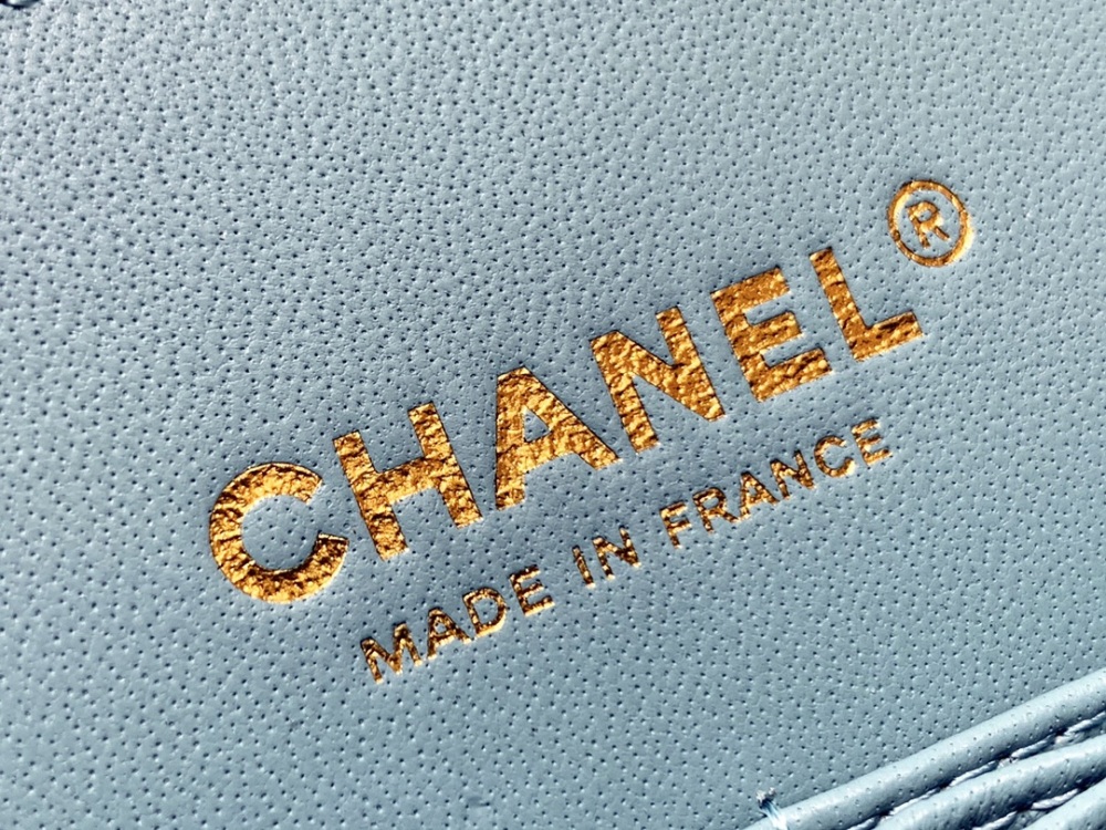 Chanel 𝘾𝙡𝙖𝙨𝙨𝙞𝙘 𝙁𝙡𝙖𝙥 bag 22B 1112 MM 25cm Mirror Boutique
