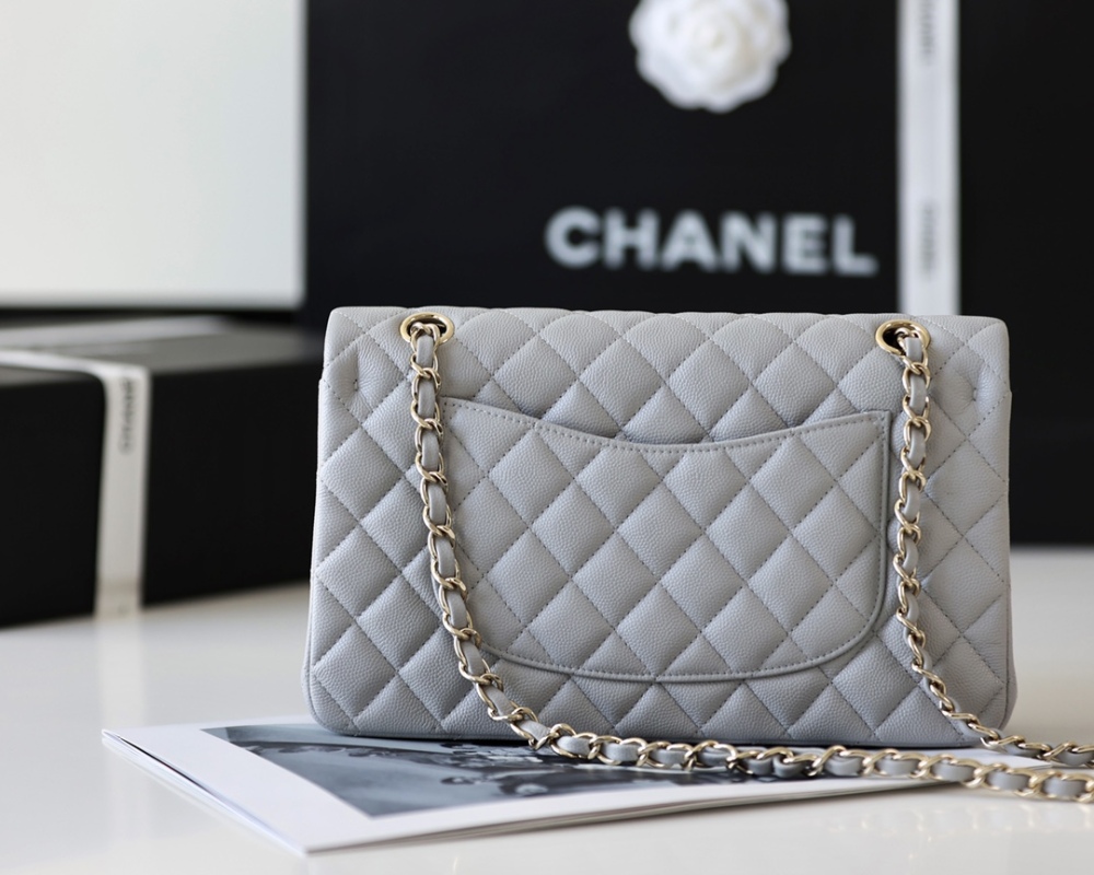 Chanel 𝘾𝙡𝙖𝙨𝙨𝙞𝙘 𝙁𝙡𝙖𝙥 bag 22B 1112 MM 25cm Mirror Boutique