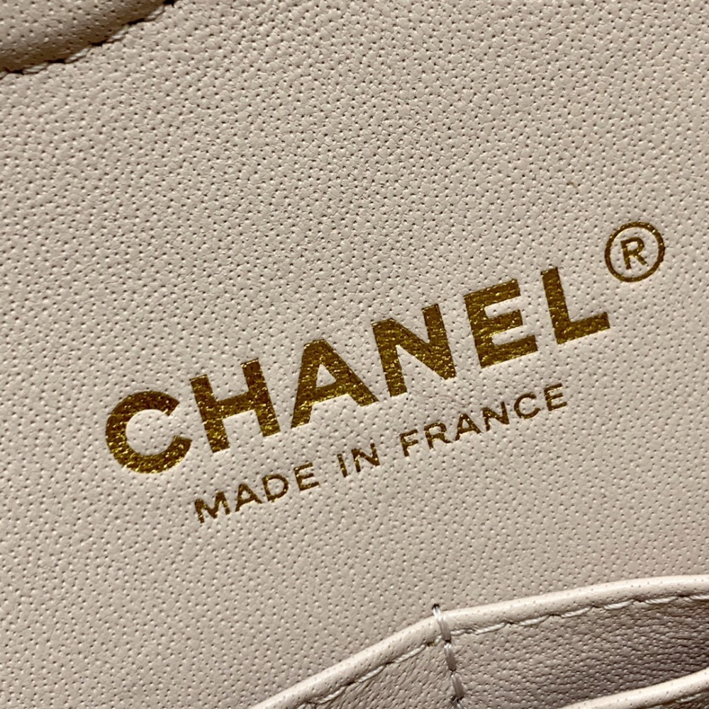 Chanel 𝘾𝙡𝙖𝙨𝙨𝙞𝙘 𝙁𝙡𝙖𝙥 bag 22B 1112 MM 25cm Mirror Boutique