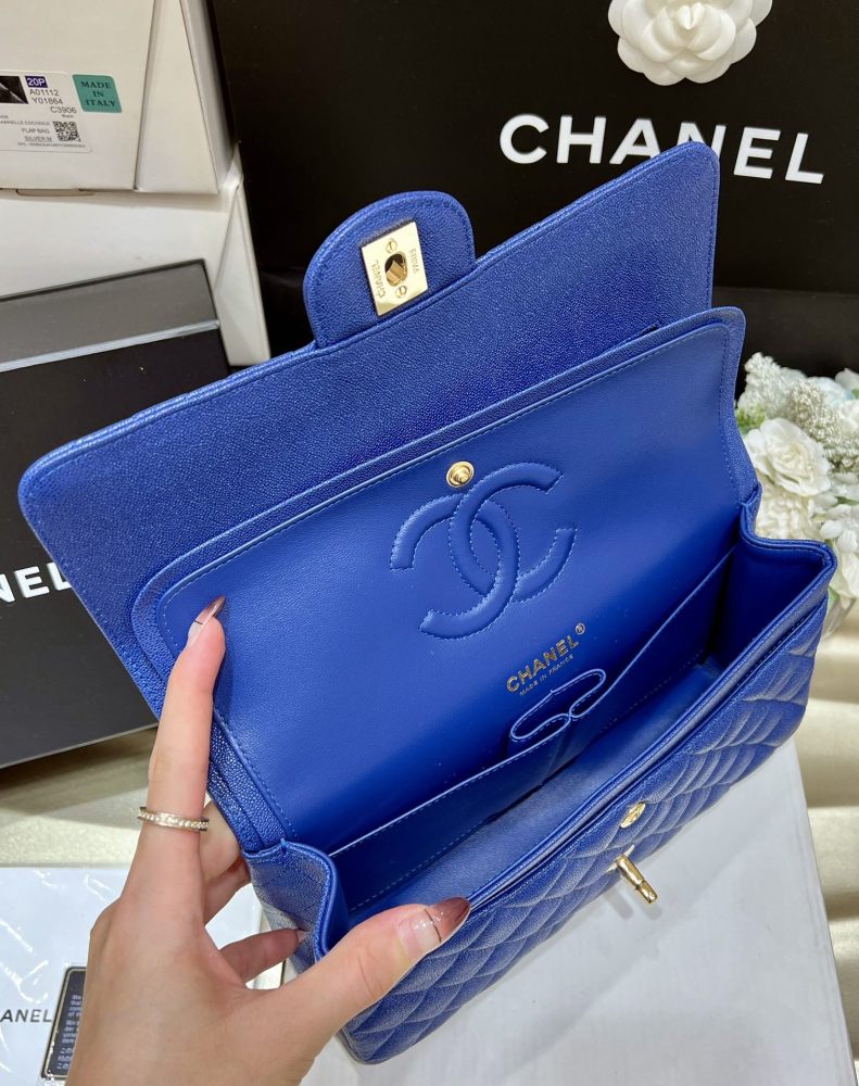 Chanel 𝘾𝙡𝙖𝙨𝙨𝙞𝙘 𝙁𝙡𝙖𝙥 bag 22B 1112 MM 25cm Mirror Boutique