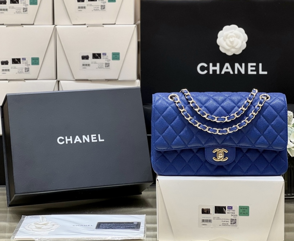 Chanel 𝘾𝙡𝙖𝙨𝙨𝙞𝙘 𝙁𝙡𝙖𝙥 bag 22B 1112 MM 25cm Mirror Boutique
