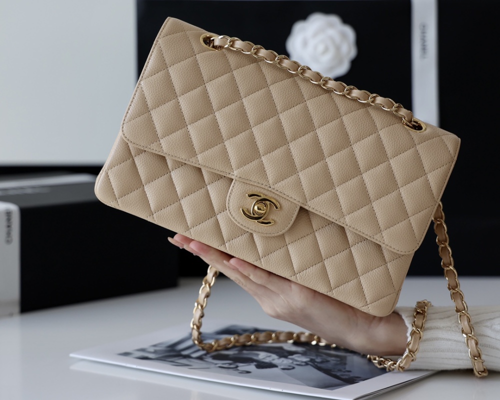 Chanel 𝘾𝙡𝙖𝙨𝙨𝙞𝙘 𝙁𝙡𝙖𝙥 bag 22B 1112 MM 25cm Mirror Boutique