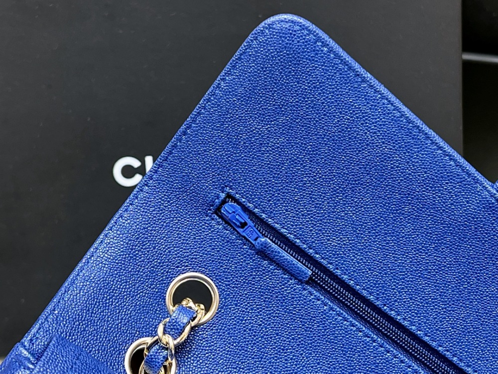 Chanel 𝘾𝙡𝙖𝙨𝙨𝙞𝙘 𝙁𝙡𝙖𝙥 bag 22B 1112 MM 25cm Mirror Boutique